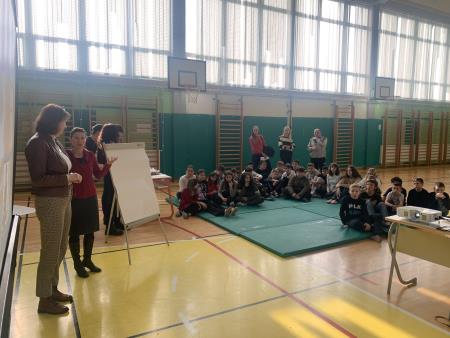 Mladi iz različnih evropskih držav z učenci OŠ Šalovci o digitalizaciji 16